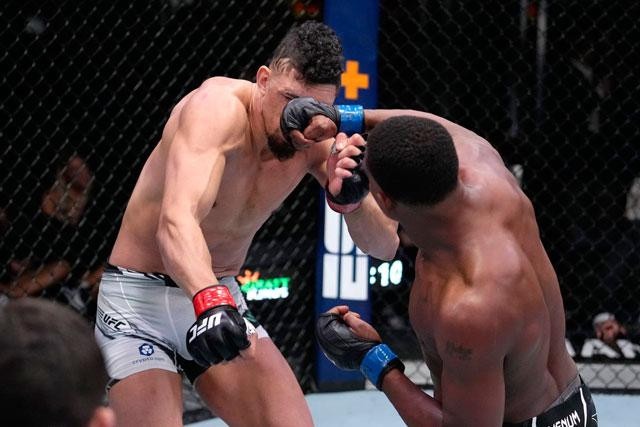 Cú đấm ấn định kết quả trận đấu của Jamahal Hill. Cú đấm ấn định kết quả trận đấu của Jamahal Hill.