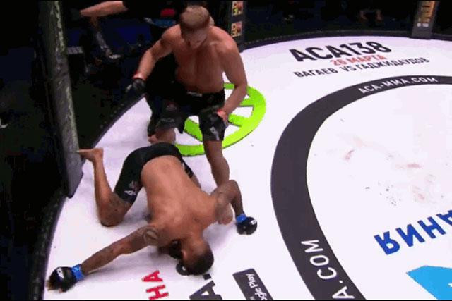 Artem Frolov đấm gục đối thủ.