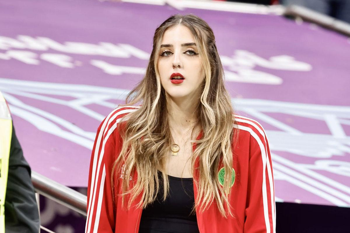 Nữ CĐV xinh đẹp trên khán đài trước trận đấu.