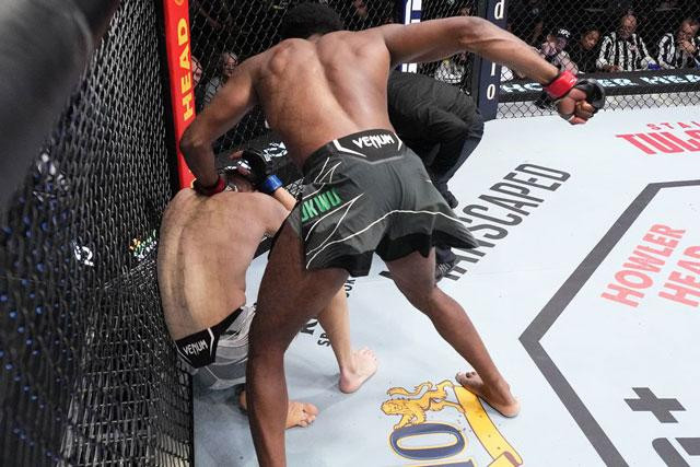 Kennedy Nzechukwu đấm gục đối thủ.