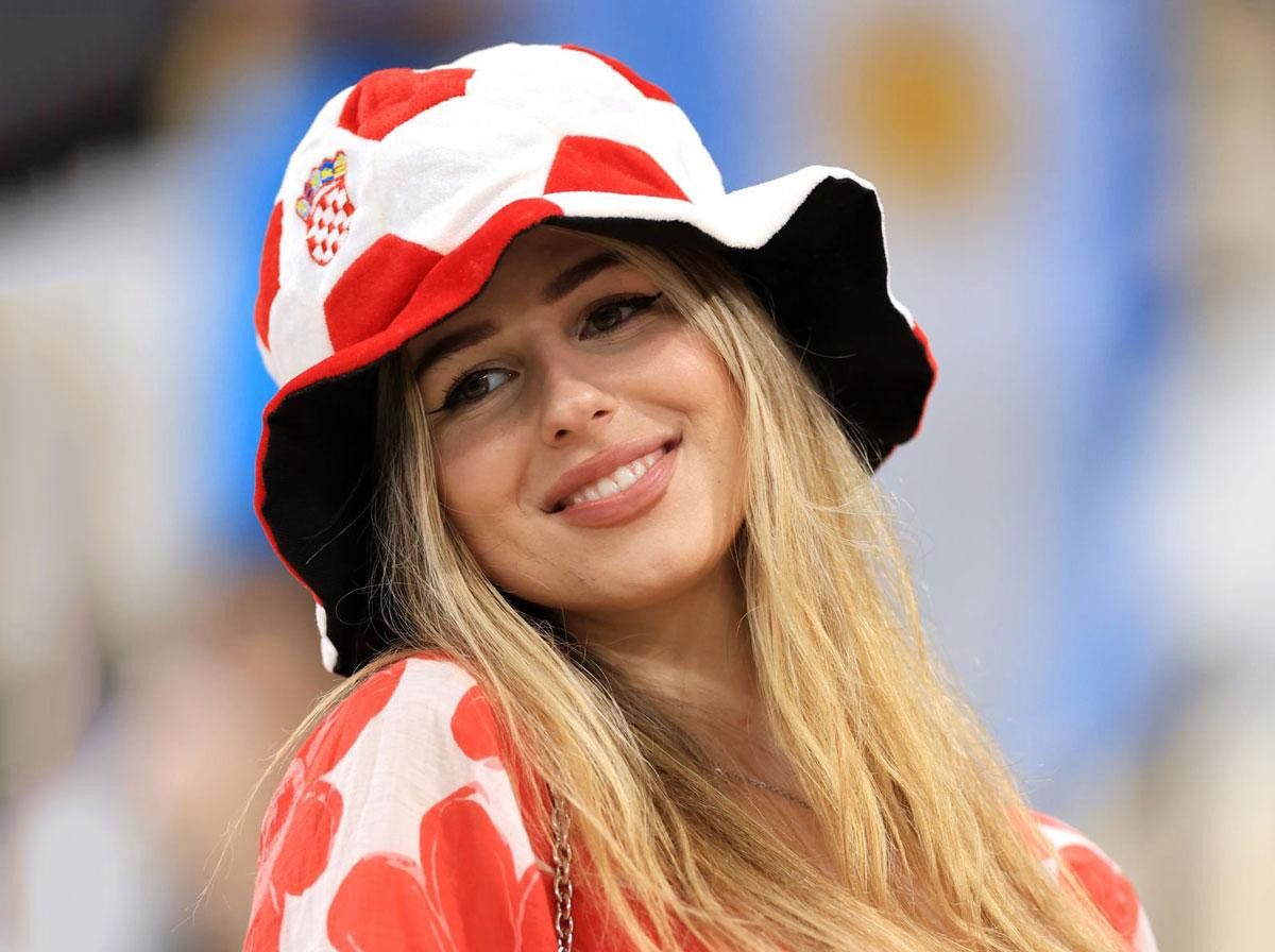 Nữ CĐV có khuôn mặt xinh đẹp...