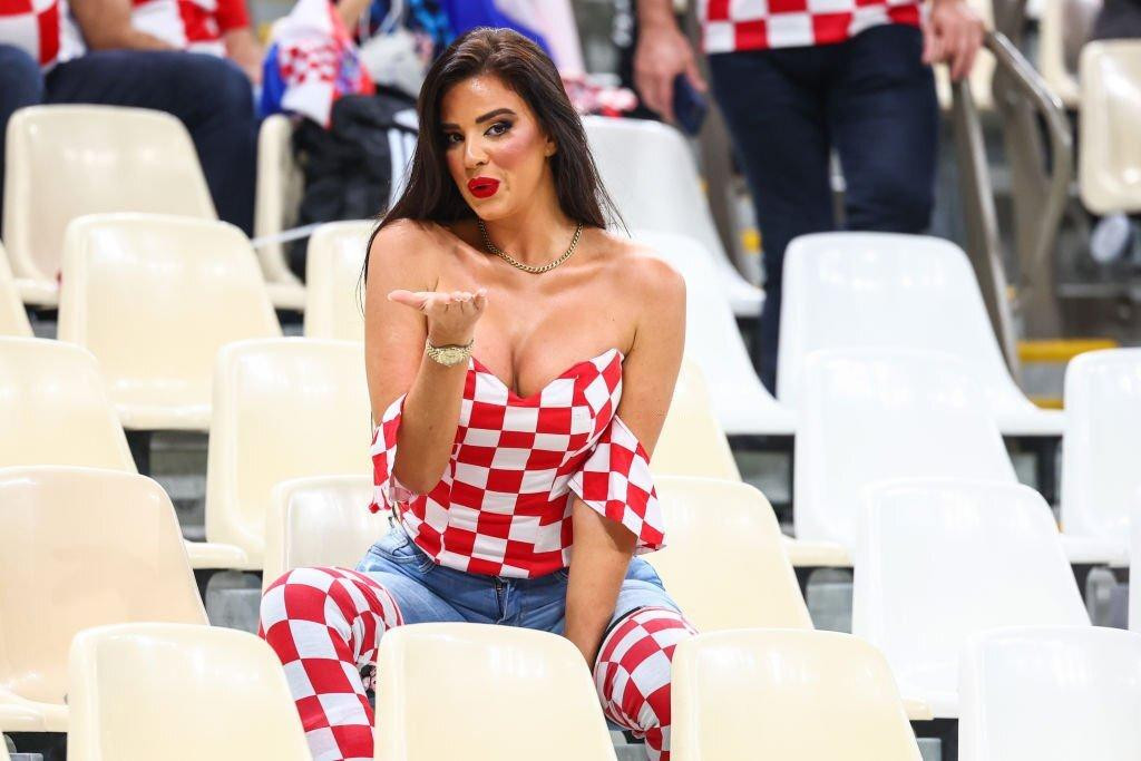 Giống như những trận đấu trước đây của Croatia ở World Cup 2022, cựu Hoa hậu Croatia - Ivana Knoll vẫn xuất hiện trên khán đài sân Lusail để cổ vũ cho Luka Modric và các đồng đội.
