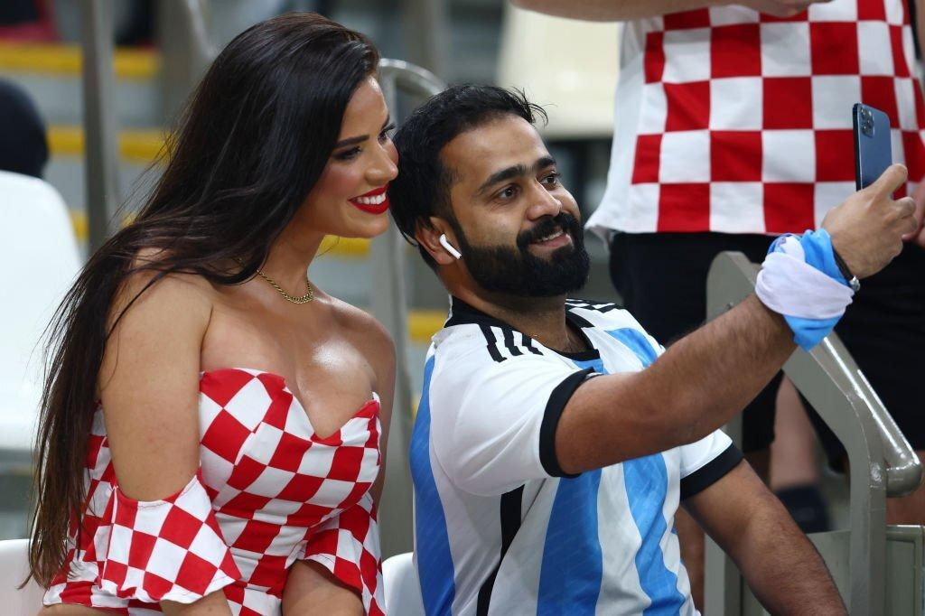 Ngay cả CĐV Argentina cũng chụp ảnh selfie với Ivana Knoll.