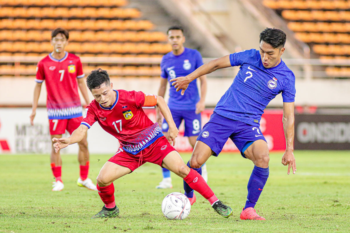 Lào (áo đỏ) được xem là “ngân hàng điểm” cho các đối thủ ở AFF Cup.