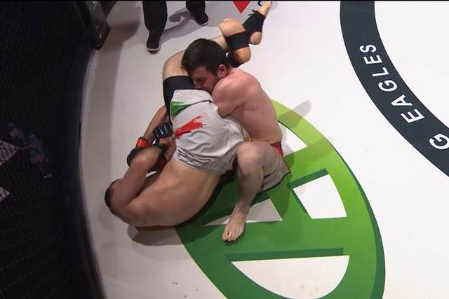 Bakhtovar Naimov hạ knock-out đối thủ.