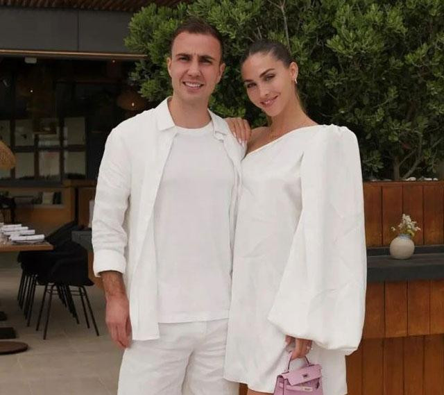 Người đẹp tuyệt sắc quen Mario Gotze vào năm 2012 và họ đã kết hôn vào năm 2018.