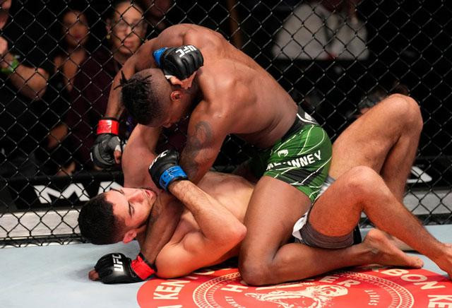 Terrance McKinney quật đối thủ xuống sàn.