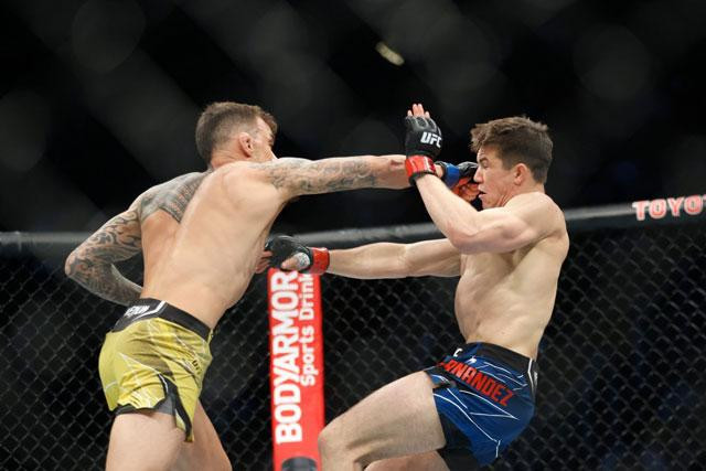 Những đòn đánh "phủ đầu" giúp Renato Moicano (trái) chiếm lợi thế ngay từ đầu trận. Những đòn đánh "phủ đầu" giúp Renato Moicano (trái) chiếm lợi thế ngay từ đầu trận.