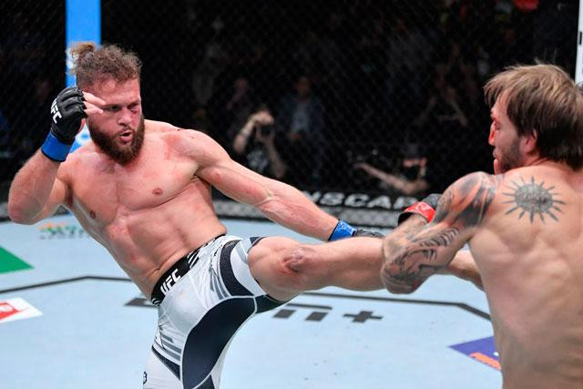 Rafael Fiziev ra đòn về phía Brad Riddell. Rafael Fiziev ra đòn về phía Brad Riddell.