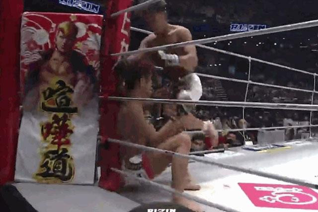 Cú lên gối của Nakatsukasa.