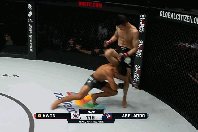 Won Il Kwon ra đòn chuẩn xác.