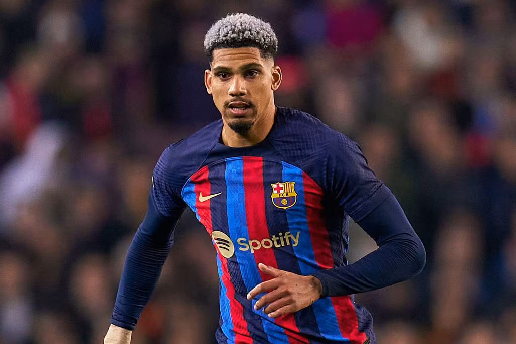 Trung vệ: Ronald Araujo (Barcelona). Trung vệ: Ronald Araujo (Barcelona).