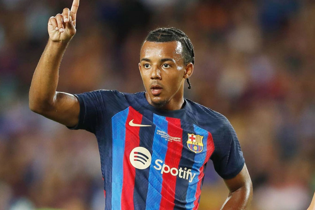 Hậu vệ phải: Jules Kounde (Barcelona). Hậu vệ phải: Jules Kounde (Barcelona).