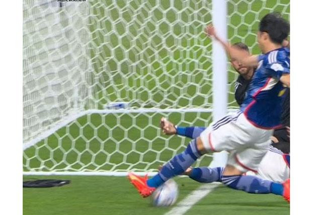 Tình huống dẫn tới bàn thắng thứ 2 của ĐT Nhật Bản dường như bóng đã đi hết đường biên ngang.