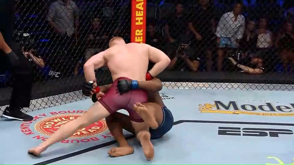 Bo Nickal quật ngã đối thủ.