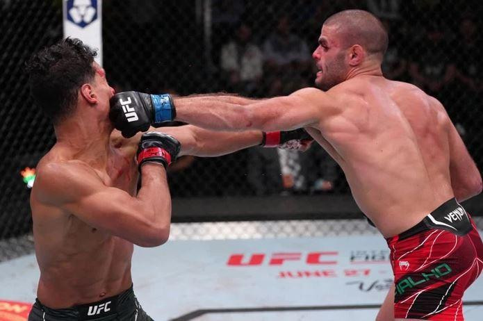 Andre Fialho ra đòn chính xác vào mặt đối thủ.