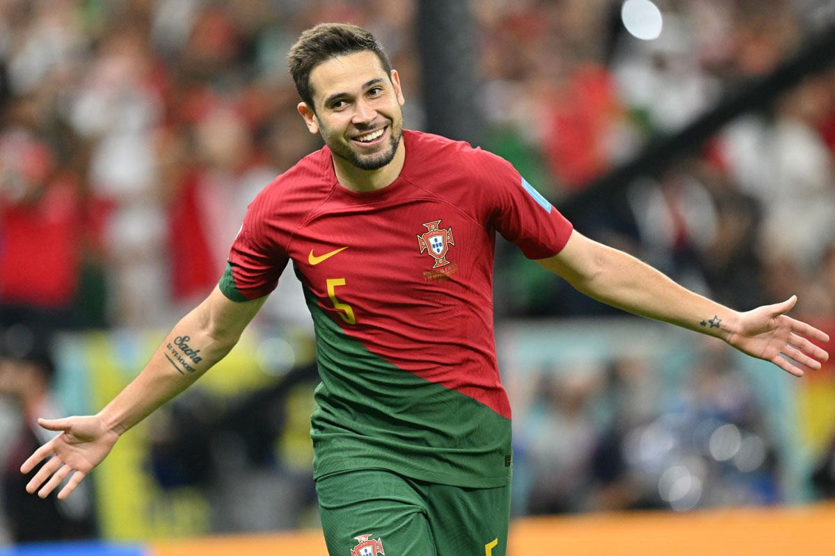 Hậu vệ trái: Raphael Guerreiro (Bồ Đào Nha, 8,2 điểm).