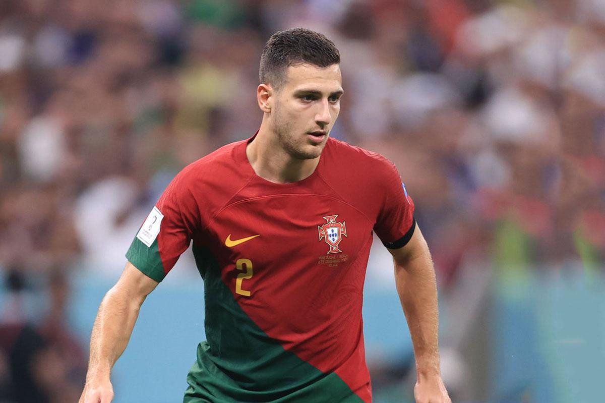 Hậu vệ phải: Diogo Dalot (Bồ Đào Nha, 8,2 điểm).