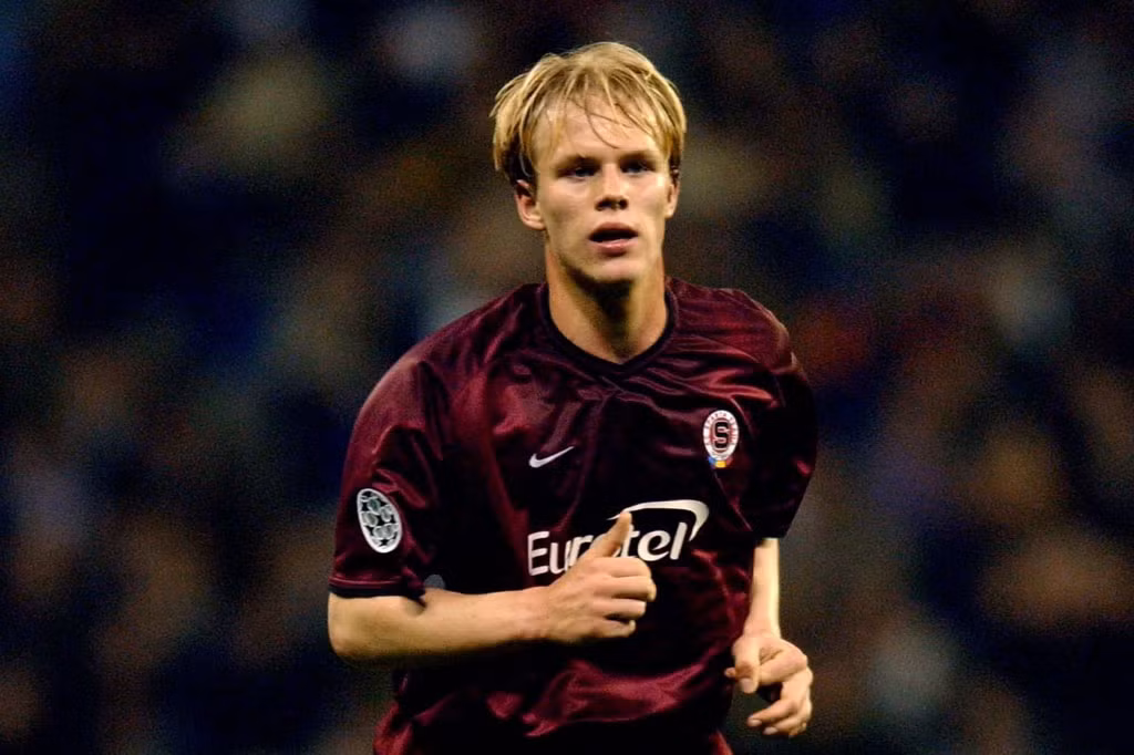 7. Martin Klein (Sparta Praha, 2/2002). Khi Sparta Praha để thua 1-2 trước Panathinaikos, Klein là tác giả của bàn danh dự vào phút 90. Thời điểm đó, anh mới 17 tuổi 7 tháng và 25 ngày. 7. Martin Klein (Sparta Praha, 2/2002). Khi Sparta Praha để thua 1-2 trước Panathinaikos, Klein là tác giả của bàn danh dự vào phút 90. Thời điểm đó, anh mới 17 tuổi 7 tháng và 25 ngày.