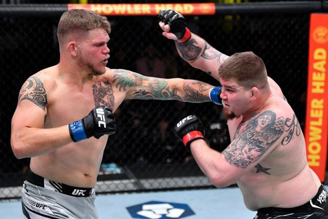 Jake Collier ra đòn tấn công đối thủ.