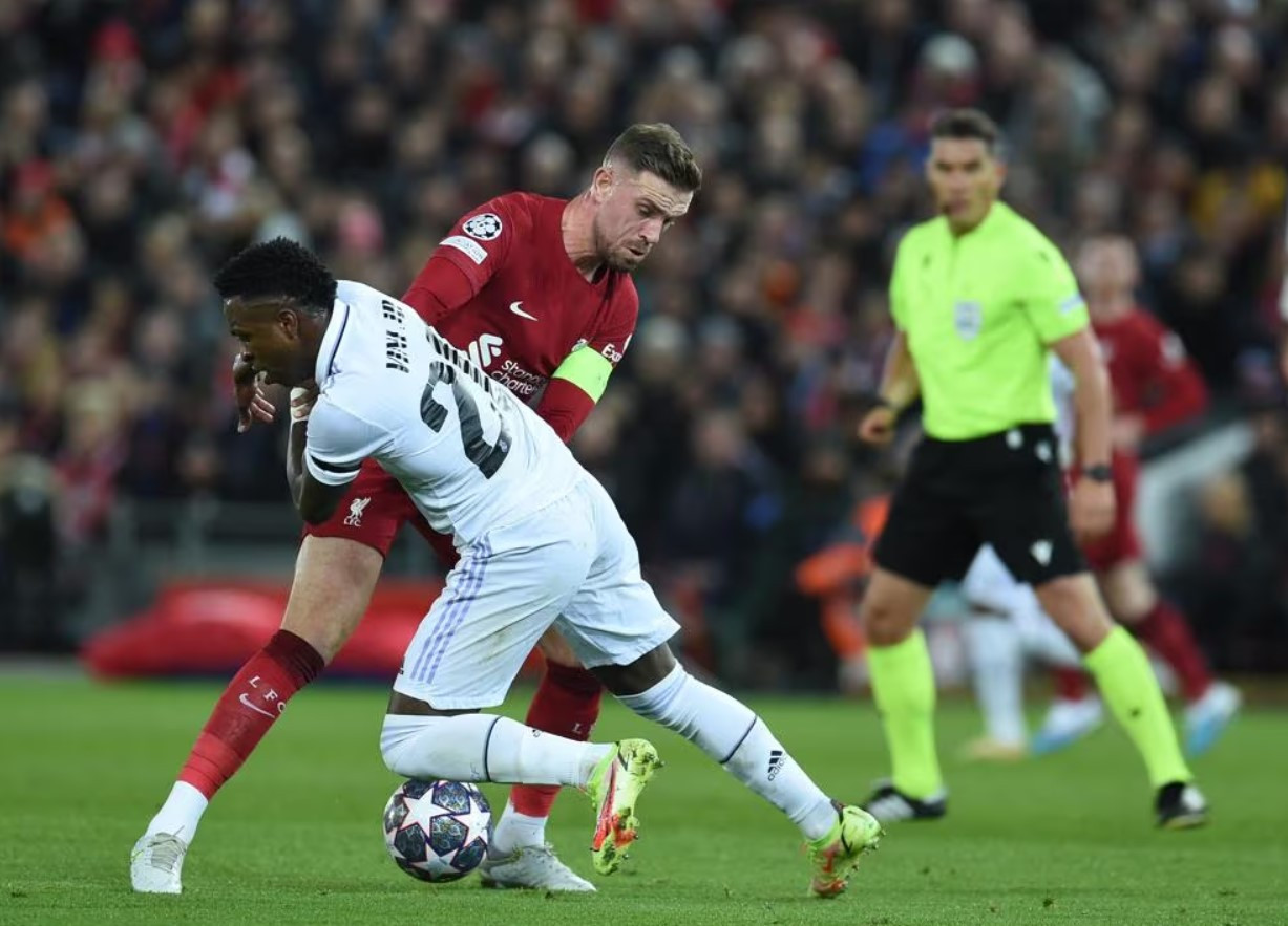 Liverpool (áo đỏ) đang đứng trước nguy cơ bị loại. Liverpool (áo đỏ) đang đứng trước nguy cơ bị loại.