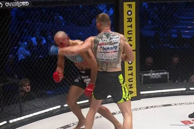 Piotr Kuberski ra đòn chính xác.