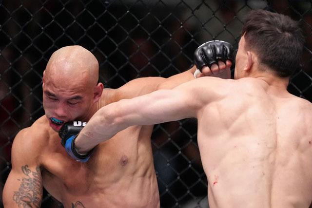 Manuel Torres (phải) đã có chiến thắng thứ 4 liên tiếp.