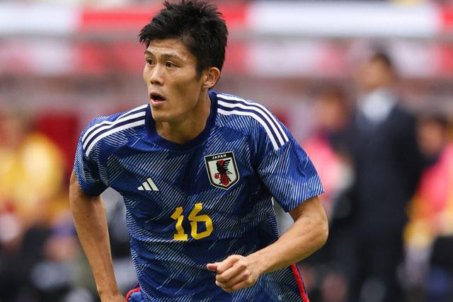 Hậu vệ Takehiro Tomiyasu.