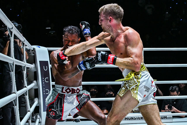 Jonathan Haggerty (phải) ra đòn chính xác. Jonathan Haggerty (phải) ra đòn chính xác.