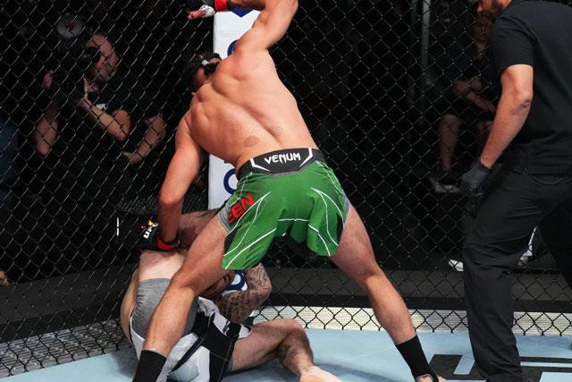 Gabe Green đấm gục đối thủ. Gabe Green đấm gục đối thủ.