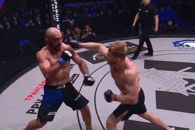 Artem Frolov (phải) ra đòn chính xác. Artem Frolov (phải) ra đòn chính xác.