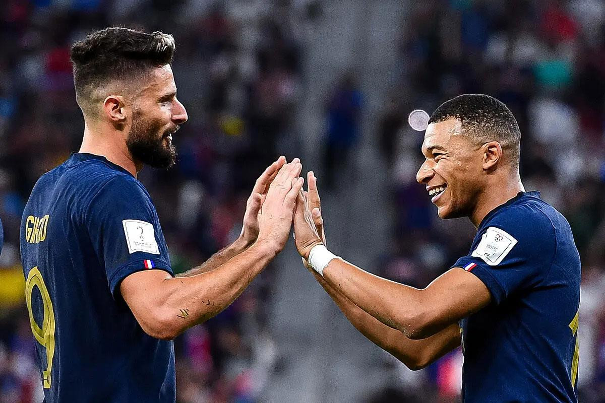 Giroud (trái) đã có 4 bàn ở World Cup 2022, còn Mbappe ghi 5 bàn. Giroud (trái) đã có 4 bàn ở World Cup 2022, còn Mbappe ghi 5 bàn.