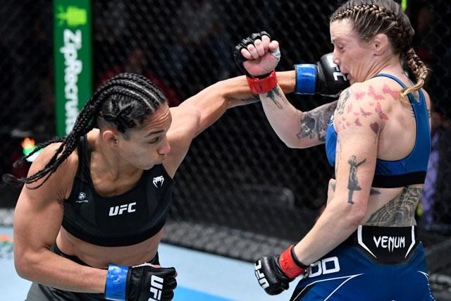 Cú đấm của Taila Santos khiến đối thủ ngã ngửa. Cú đấm của Taila Santos khiến đối thủ ngã ngửa.