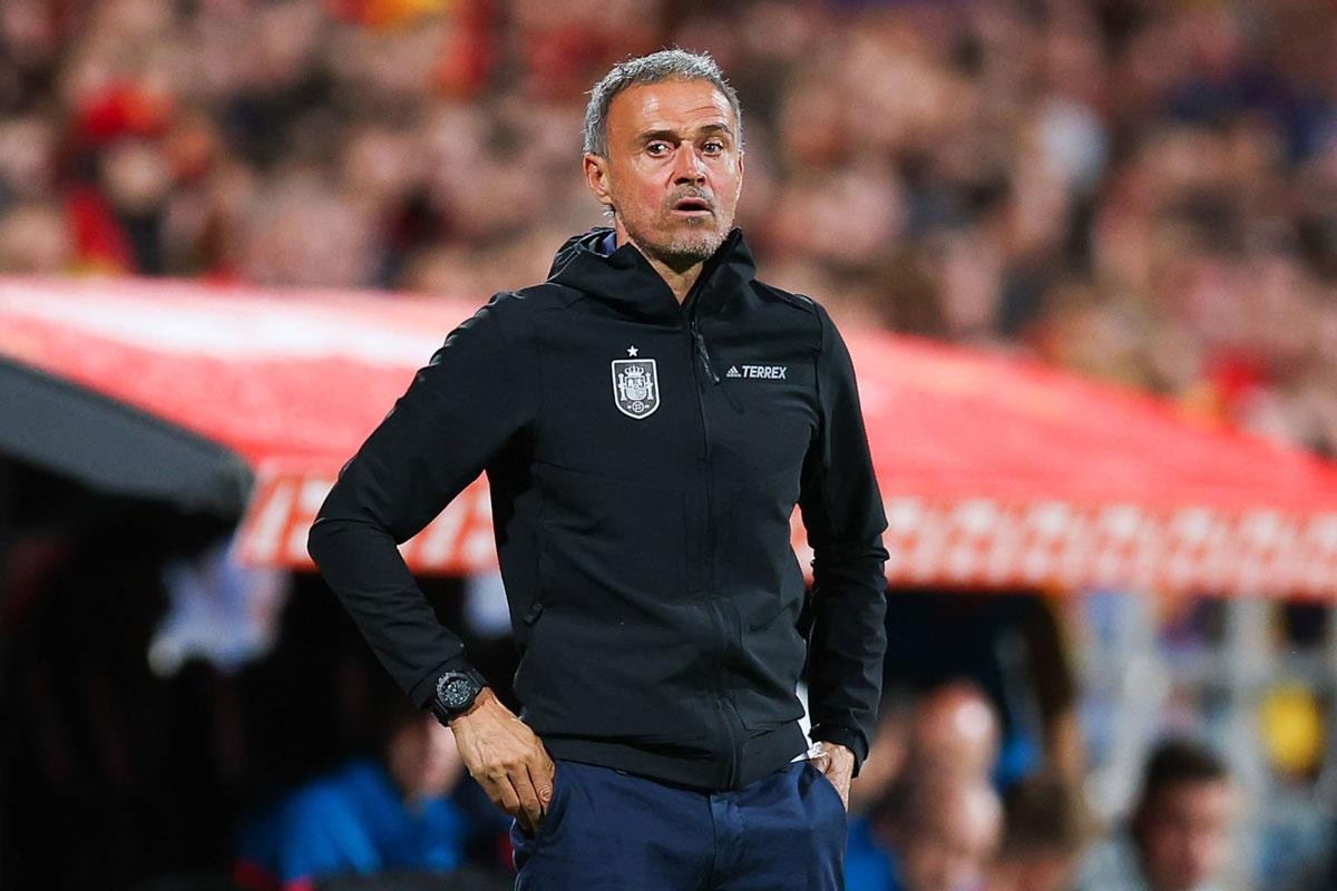 HLV Enrique được CĐV nhà đặt rất nhiều kỳ vọng. HLV Enrique được CĐV nhà đặt rất nhiều kỳ vọng.