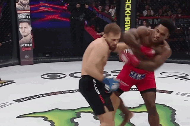 Lorenz Larkin ra đòn chính xác. Lorenz Larkin ra đòn chính xác.