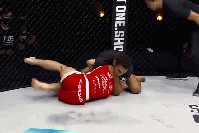 Pha ra đòn ấn định kết quả trận đấu. Pha ra đòn ấn định kết quả trận đấu.