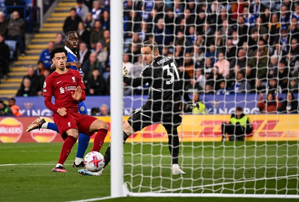 Curtis Jones phá vỡ thế bế tắc ở phút 36. Curtis Jones phá vỡ thế bế tắc ở phút 36.