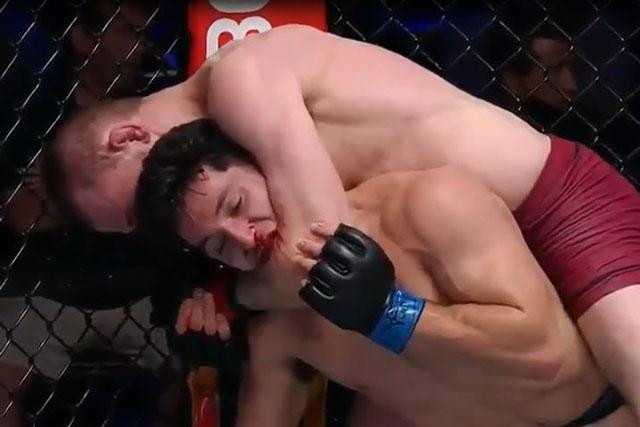 Pha ra đòn kết thúc trận đấu của Jake Hadley. Pha ra đòn kết thúc trận đấu của Jake Hadley.