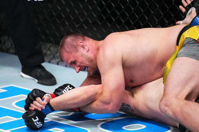 Cú bẻ tay ấn định kết quả trận đấu của Romanov.