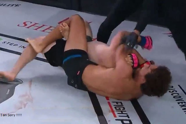 Dante Schiro siết cổ khiến AJ Fletcher xin đầu hàng. Dante Schiro siết cổ khiến AJ Fletcher xin đầu hàng.