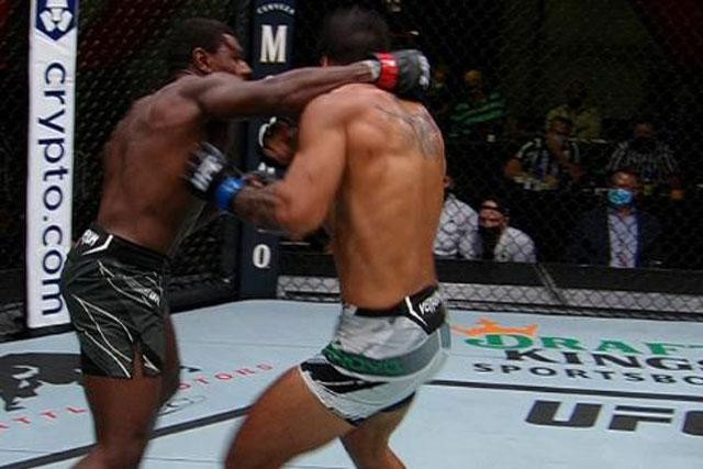 Joaquin Buckley tung cú đấm vòng cung khiến Antonio Arroyo choáng váng.