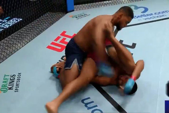 Mario Pinto hạ gục đối thủ. Mario Pinto hạ gục đối thủ.