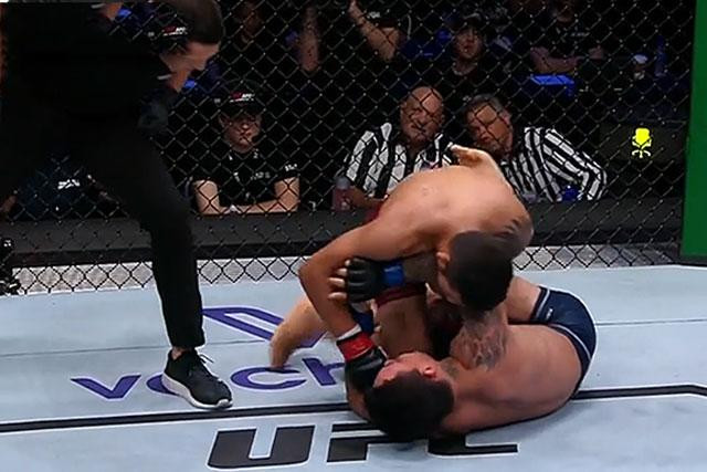 Ramos Estevam đấm hạ đối thủ. Ramos Estevam đấm hạ đối thủ.