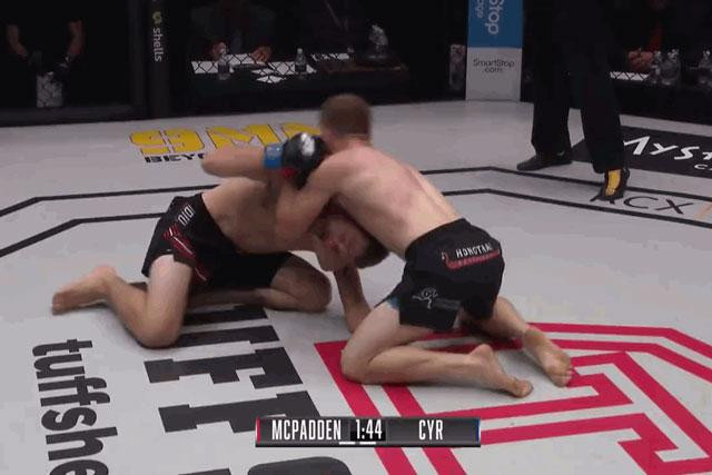 Cú siết cổ của McPadden.