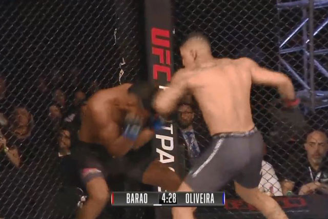 Cassio Barao đấm gục đối thủ.