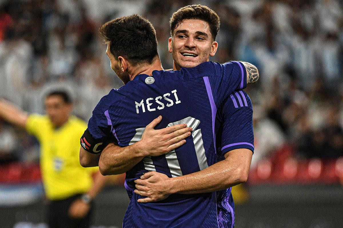 Messi (trái) đang đạt phong độ tốt. Messi (trái) đang đạt phong độ tốt.