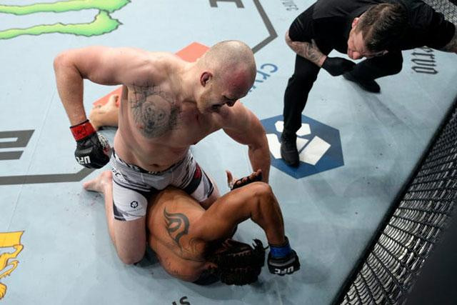 Sergey Spivak đấm gục đối thủ.