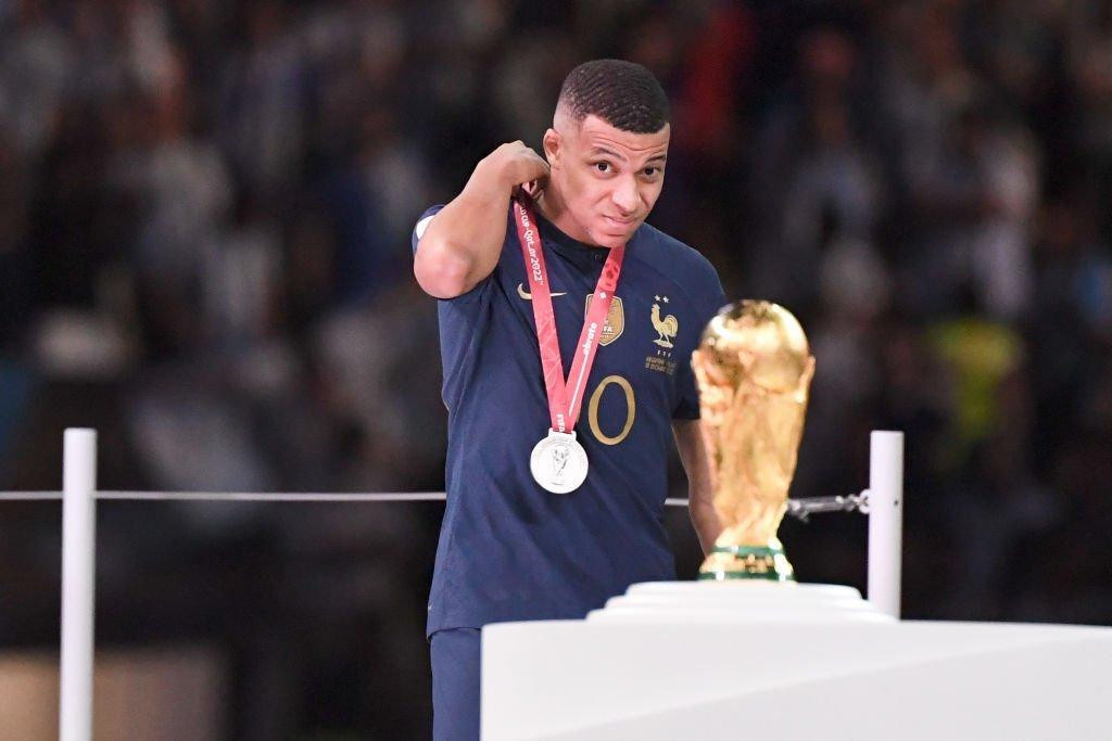 Sự thất vọng của Mbappe khi nhận giải Vua phá lưới. Sự thất vọng của Mbappe khi nhận giải Vua phá lưới.