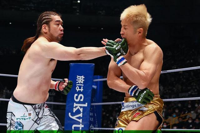 Atsushi Saito đấm hạ đối thủ. Atsushi Saito đấm hạ đối thủ.