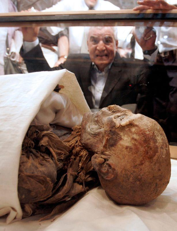 Những người dân mê tín lo sợ việc di chuyển các xác ướp sẽ mang đến tai họa cho thành phố.